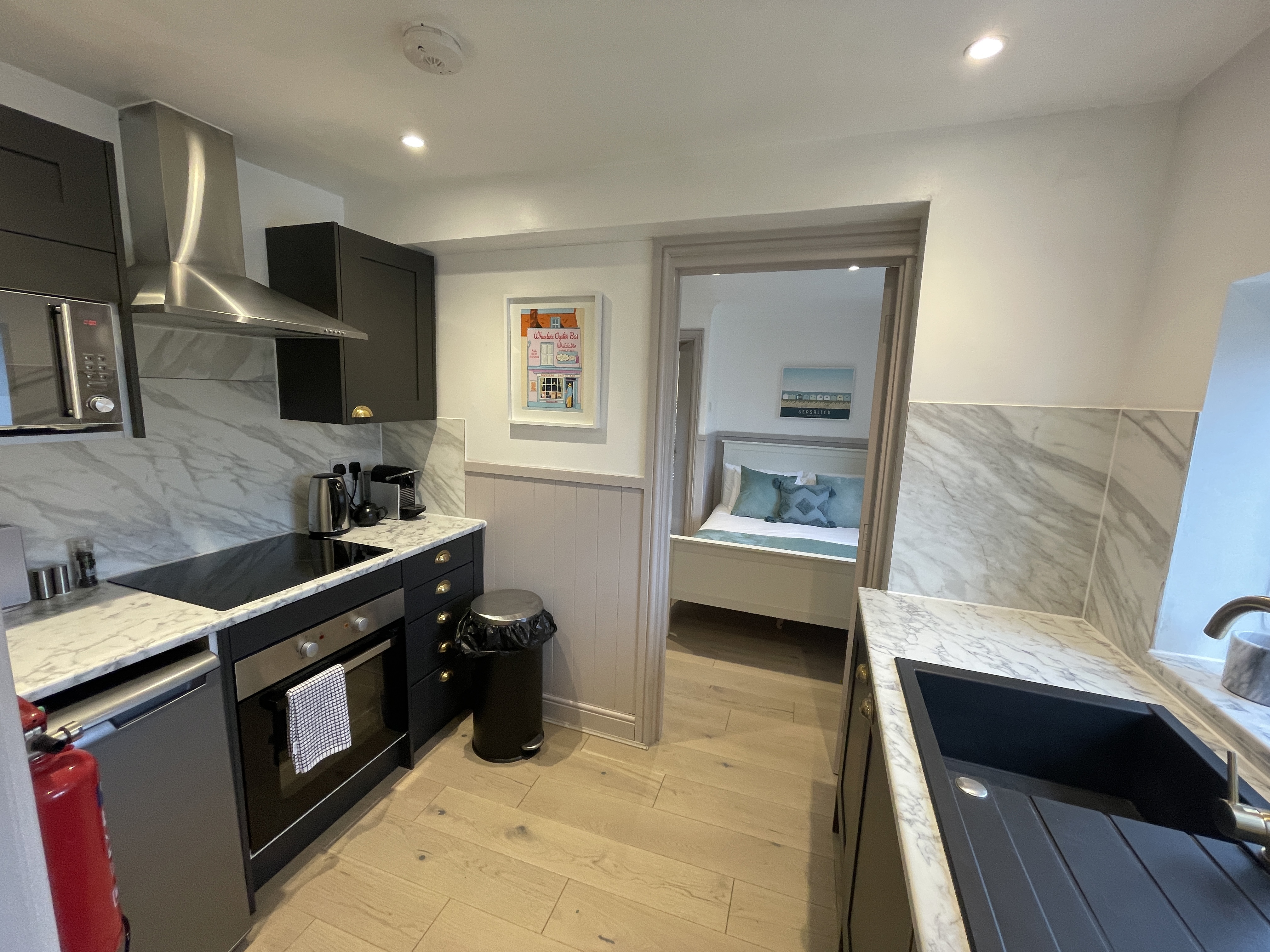 Lot: 62 - DETACHED SEAFRONT PROPERTY FULLY REFURBISHED AND ARRANGED AS THREE UNITS - 
